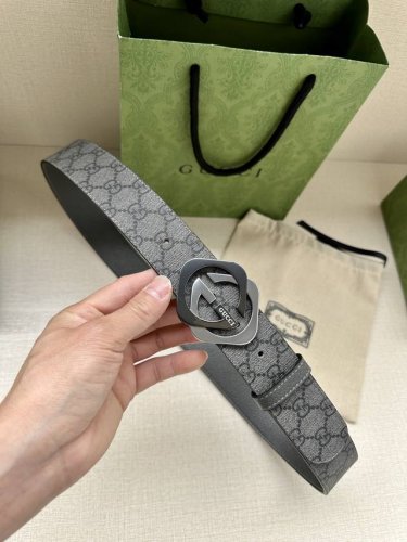 宽度3.8Cm Gucci Gg Marmont系列每一季都会推陈出新，为灵感源于70年代的标志性gg配件注入现代精髓。这款灰色和黑色gg Supreme帆布腰