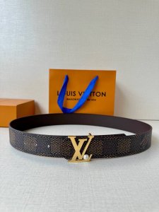 4.0宽 Lv Dimension 双面腰带以含蓄格调点亮日常风尚，彰显 Pharrell Williams 的设计巧思。Damier Heritage 饰带结