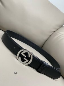 3.7宽度这款Gg Marmont系列胺带是2025早秋系列之一。这款皱带从品牌典藏设计随取灵感，以粒闻皮革近心打造，配以浅金色调双G造型搭扣，尽释别一。