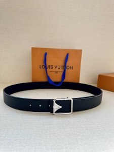 3.4宽 Lv Trunk 双面腰带 皮革塑造摩登设计，可为商务或休闲造型注入典雅魅力。铭纹 S-Lock 搭扣援引品牌经典行李箱元素