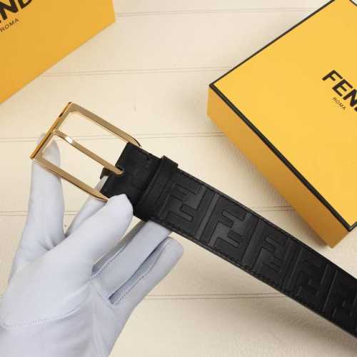 Endi 宽38Mm 标志造型宽皮带。原版针扣，进口原版小牛皮制成。印有浮雕黑ff 图案。镀金表面金属制品，品质保证。