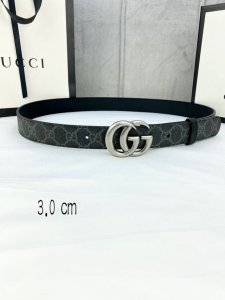 宽度3.0Cm Gg Marmont系列每一季都会推陈出新，为灵感源于70年代的标志性gg配件注入现代精髓。Supreme帆布印花 腰带反面采用黑色皮革材质，款