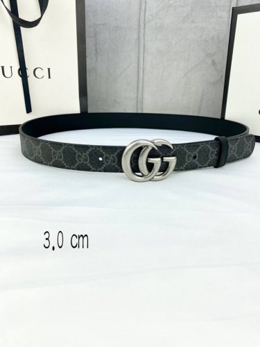 宽度3.0Cm Gg Marmont系列每一季都会推陈出新，为灵感源于70年代的标志性gg配件注入现代精髓。Supreme帆布印花 腰带反面采用黑色皮革材质，款