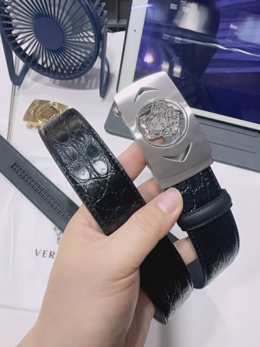 特 Versace 范思哲 经典蛇妖美杜莎人头搭配希腊复古回纹压花带身 双面头层、采用精挑细选进口顶级牛皮，做工精致与专柜1:1品质！商务既有时尚的男士腰带火爆