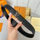 特 寬度：35Mm Lv S-Lock系列 寬度3.5Cm 精緻的字母搭扣 搭配驢家法國原廠荔枝紋皮料 雙面用