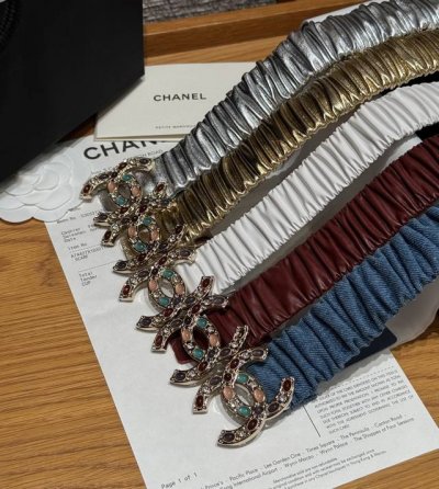 香家彩色水钻腰带 DDD 银色小羊皮材质，柔软有弹性，贴合腰身超舒适，双C标志搭配彩色水钻，香槟金属底座，奢华感满满，宽度适中，日常或正式场合都可以轻松驾驭，收