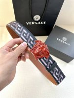 宽度4.0Cm Versace范思哲此款Palazzo腰带采用牛皮革面料制作，并饰有Le Pop Classique图案印花和标志性的美杜莎五金配件。
