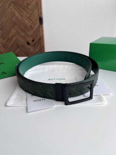 Bv 2025新款男士编织腰带 双面用 纯手工Intreccio大格子编织 双面意大利小牛皮搭配真空枪色可旋转方形扣 正面有标识 宽度35Mm 颜色: 深绿色人