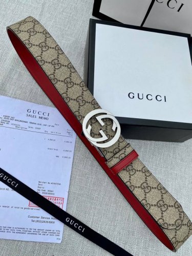 特P180 宽度4.0Cm Gucci 最新款双面腰带，一侧为Gg Supreme帆布，反面一侧为枣红色头层小牛皮。配以互扣式双G旋转扣头采用真空电镀/