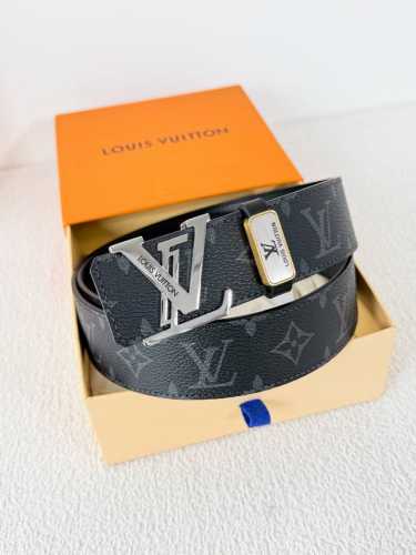 品名： Lv..路易..威登腰带皮带原单 型号：挂扣，经典纯钢材质挂扣，头层牛皮，图片实物拍摄 材料：头层牛皮，挂扣系列，纯钢材质扣头，钯镀电镀工艺永不掉色。原