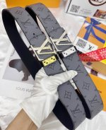 皮带：Lv..路易..威登顶级复刻- 腰带：原单品质百分百进口原厂头层牛皮，保证真皮。雕花设计.真空电镀.永不掉色.24K纯钢扣头层牛皮.老花，格子，黑格，黑老