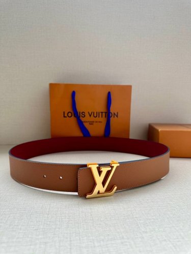 Lv4.0宽 Rays 双面腰带为中央搭扣镂刻细密纹理，进口手掌纹枣红底 临摹日光照射时的灿烂光线，可为多样造型注入创意巧思