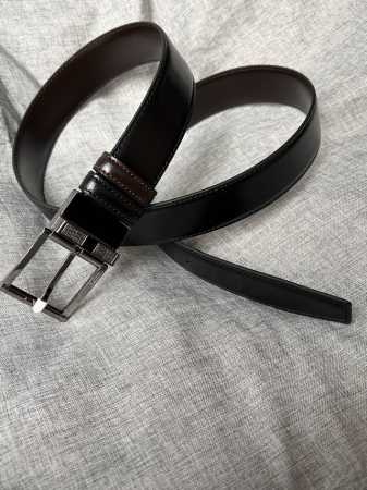 特 Bally 巴利 男士简约商务双用腰带 宽3.4Cm 这款正装腰带一面黑色一面咖色双面进口牛皮制成，采用双面设计。正面五金饰有简约造型亮枪针扣。 - 点击图像关闭