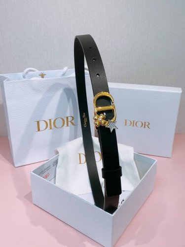 迪家 Dior Montaigne Lucky Charms，20 Mm腰带扣 这款带有陈年金色金属Cd扣的模型以浅金色绒面革小牛皮版本重新审视，呈现出休闲和现
