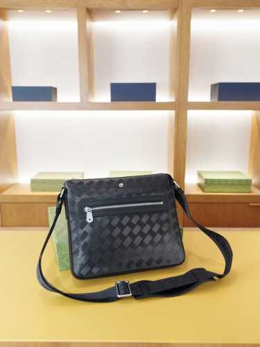 Mont Blanc 万宝龙 官网同步 高版本 斜挎单肩背包 永恒不过时的标志性产品 纯原单小牛皮 顶级五金制作 非市面普通版本 贸易公司订单货 全部实拍 实用