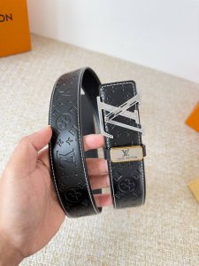 品名： Lv..路易..威登腰带皮带原单 型号：挂扣，经典纯钢材质挂扣，头层牛皮，图片实物拍摄 材料：头层牛皮，挂扣系列，纯钢材质扣头，钯镀电镀工艺永不掉色。原