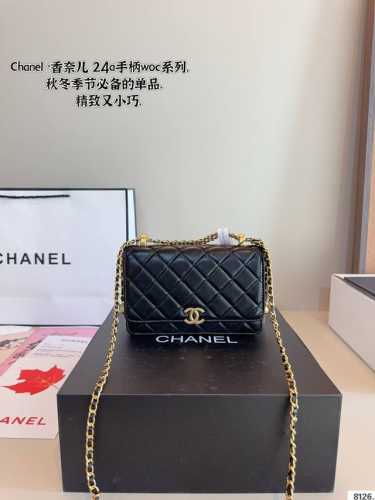配礼盒 Chanel 香奈儿发财 一款随身小包 Chanel香奈儿23S 双金球Woc发财包 可斜挎单肩 链条可收入包内作为手包使用 上身后超显大气， 别看小小