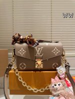配丝巾 配挂件 Lv Pochette Metis East West Mini 新款邮差包 Lv邮差包老花手提单肩斜挎包，优雅低调的外形设计和宽敞的包身更加入