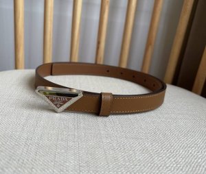 特 Prada 普拉达 专柜最新款 这款腰带设计简约而不失精美 金属搭扣呈现标志性的三角形徽标轮廓 彰显品牌格调 Saffiano皮革以其涂蜡饰面和交叉平行线阴