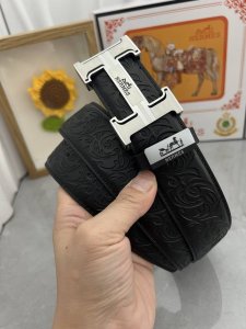 品名：爱马仕.HermèS 材质：原单牛皮腰带 百分百头层牛皮腰带保证真皮，24K纯钢扣，专柜原单品质、做工精细，时尚大牌，送人自用首选 包装： 请认准如图专柜