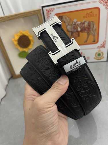 品名：爱马仕.HermèS 材质：原单牛皮腰带 百分百头层牛皮腰带保证真皮，24K纯钢扣，专柜原单品质、做工精细，时尚大牌，送人自用首选 包装： 请认准如图专柜