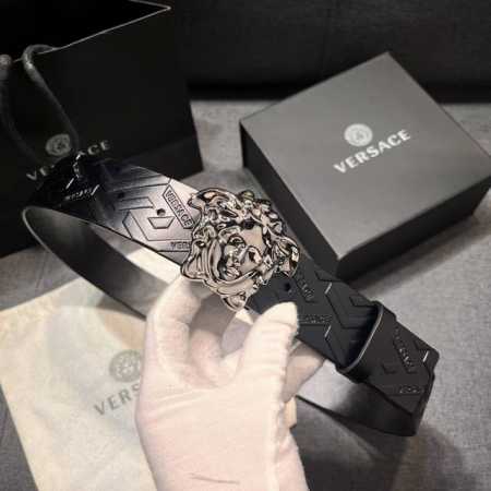 特 范思哲 宽4.0cm 新款 腰带由柔软的Greca压花皮革于意大利精制而成，饰有Medusa搭扣 Medusa搭扣 Greca压花 - 点击图像关闭