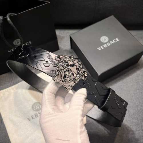 特 范思哲 宽4.0cm 新款 腰带由柔软的Greca压花皮革于意大利精制而成，饰有Medusa搭扣 Medusa搭扣 Greca压花