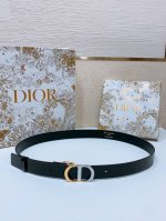 D Ior Montaigne *Cd*腰带 饰有*Christian Dior*标志 富有光泽的金色饰面金属细节 两个可拆卸环 小牛皮腰带 2.5Cm