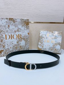 D Ior Montaigne *Cd*腰带 饰有*Christian Dior*标志 富有光泽的金色饰面金属细节 两个可拆卸环 小牛皮腰带 2.5Cm