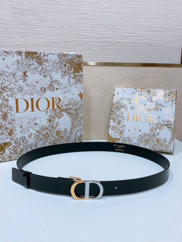 D Ior Montaigne *Cd*腰带 饰有*Christian Dior*标志 富有光泽的金色饰面金属细节 两个可拆卸环 小牛皮腰带 2.5Cm