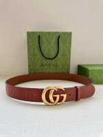 特 宽度4.0Cm Gucci 这款单品将品牌的过去与未来贯通在一起，以现代风格的全新设计诠释了经典设计元素。Guccio Gucci字母交织图案巧妙融入纹理和