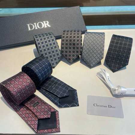 Dior家新款领带 Dior男士蚕丝藤格纹领带 稀有展现精湛手工与时尚优雅理想选择，这款采用Do家经典且具有标志性的格纹领带，以同色调手法演绎的更显雅致风尚 让 - 点击图像关闭