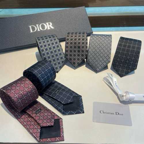 Dior家新款领带 Dior男士蚕丝藤格纹领带 稀有展现精湛手工与时尚优雅理想选择，这款采用Do家经典且具有标志性的格纹领带，以同色调手法演绎的更显雅致风尚 让