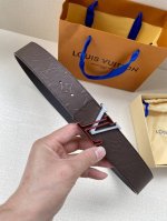 Lv原单头层牛皮压老花面，内衬头层小牛皮底，搭配原单刚扣 专柜宽度。