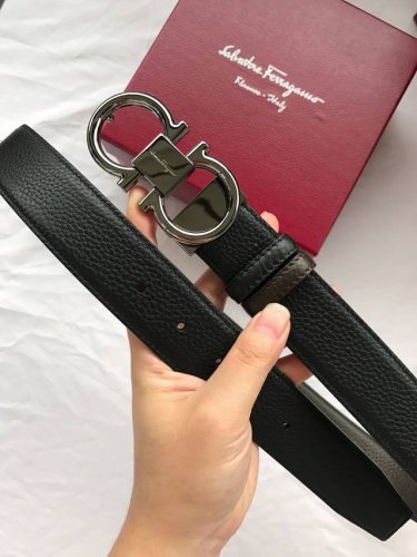 配送专柜全套礼盒包装。Ferragamo 风格华贵典雅，实用性和款式并重，以精致手工设计和款式新颖誉满全球。