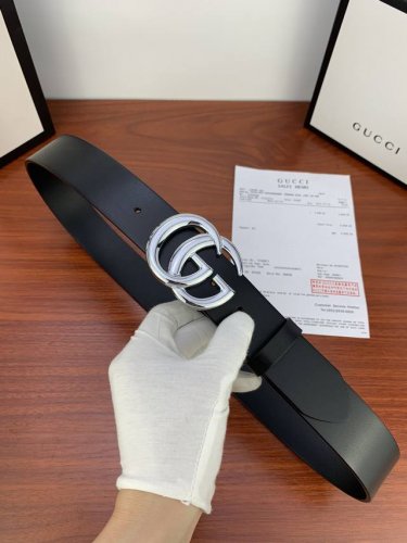 Gucci 经典款单层树膏皮革腰带，配有品牌标志性双G带扣。无涂层褪色皮革材质 具备耐用不变形 此皮面手感光滑细腻衣橱必备百搭上品 宽度4.0Cm