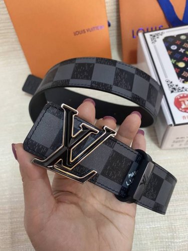 品名：Lv..路易..威登原单 材质：原单牛皮腰带 百分百头层牛皮腰带保证真皮，24K纯钢扣，专柜原单品质、做工精细，时尚大牌，送人自用首选 包装： 请认准如图