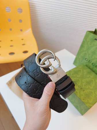 Gucci 配饰不断为经典注入新意，焕新演绎品牌典藏元素。在这款腰带上，其独特的创意和革新，赋予整个造型以别致魅力。这款腰带以匠心打造，巧妙融入流行风格；时尚人 - 点击图像关闭