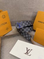 Lv Dimension 4.0双面腰带将经典格调引入新颖尺幅设计。皮革压印 Lv 字母和 Monogram 花卉，与纤秀 Lv 字母搭扣相映成趣，令品牌标识低