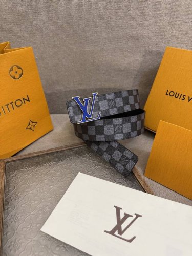 Lv Dimension 4.0双面腰带将经典格调引入新颖尺幅设计。皮革压印 Lv 字母和 Monogram 花卉，与纤秀 Lv 字母搭扣相映成趣，令品牌标识低