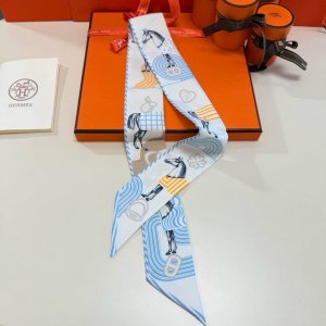 爱马仕Hermes“波普骏马”Twilly小丝巾。 Twilly真丝缎带 100%桑蚕丝 这款小巧的真丝配饰佩戴方式千变万化，可为您的日常造型增添灵动妙趣！ 法