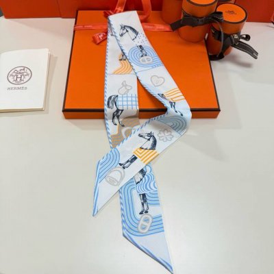 爱马仕Hermes“波普骏马”Twilly小丝巾。 Twilly真丝缎带 100%桑蚕丝 这款小巧的真丝配饰佩戴方式千变万化，可为您的日常造型增添灵动妙趣！ 法
