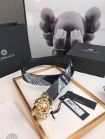 此款粒面牛皮革腰带配有一枚3D美杜莎带扣。饰有Gold Hibiscus印花。此印花代表不断的演进，用芙蓉花对往季的Barocco印花加以重新诠释，尽显特色。4