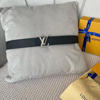 配全套包装礼盒 寬度：35Mm Lv S-Lock系列 精緻的菱形字母搭扣 搭配品牌專用小牛皮壓logo標識 簡約別緻、雙面用
