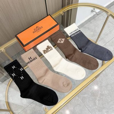 配包装 一盒五双 Hermer 爱马仕经典中筒羊绒袜子羊绒面料，专柜同步上新，袜身提花H品牌字母全称，罗口处提花H标志，特别吸睛，纯棉材质，上脚超柔软舒适，超火
