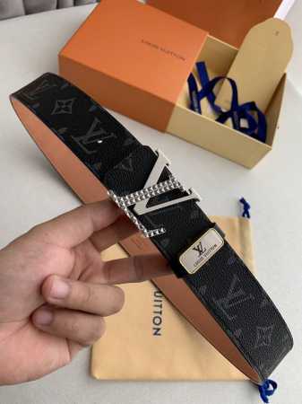 品名： Lv..路易..威登原单 型号：双面使用挂扣，图片实物拍摄 材料：双面头层牛皮，挂扣系列，纯钢质扣头，钯镀电镀工艺永不掉色。带身可双面使用，黑老花树膏磨 - 点击图像关闭