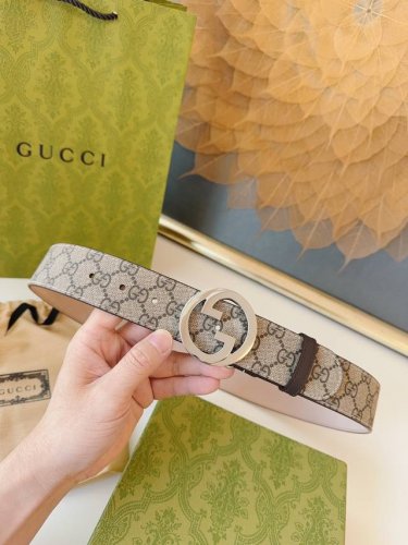 特 Gucci.古驰 全套包装 Gg Supreme帆布腰带，采用环保工艺制作而成，饰以互扣式双 G 带扣。本款腰带适用低腰和高腰两种穿戴方式，时尚潮流款。皮带