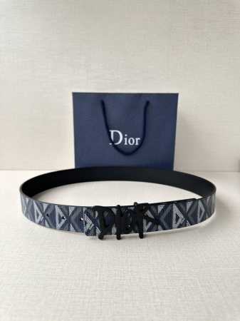 宽度3.5Cm Dior 这款不锈钢金属腰带扣是春季系列新品，展示 Cd Icon 标志和 Oblique Cosmo 图案，致敬 Dior 的经典图案。可与各 - 点击图像关闭