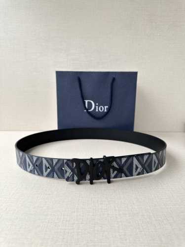 宽度3.5Cm Dior 这款不锈钢金属腰带扣是春季系列新品，展示 Cd Icon 标志和 Oblique Cosmo 图案，致敬 Dior 的经典图案。可与各
