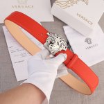 宽度4.0Cm Versace 范思哲 此款柔软的皮带饰彩色3D美杜莎腰带扣，可搭配正装或休闲牛仔装。